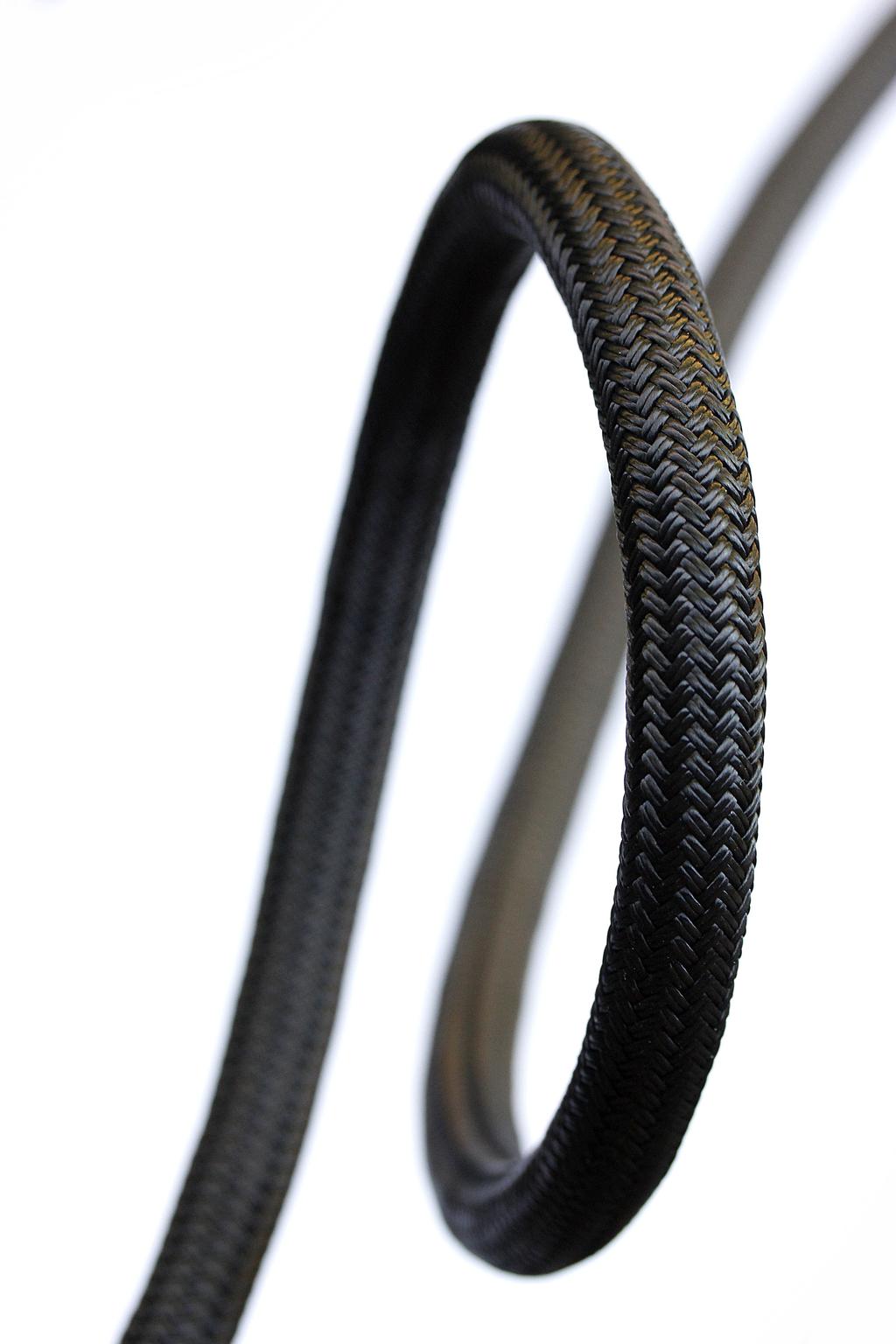 DYNEEMA lodní lana s pevností ocele Dyneema lana jsou vyrobená z technicky vyspělých vláken. Tato lana jsou při stejném průměru pevnější než lano ocelové a zároveň lehké jako pírko.