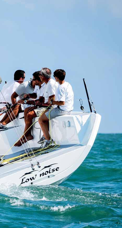 Mezi sportboaty se řadí menší kajutové plachetnice, určené především pro závodění. Jejich heslem je rychlost a dynamika, aby plavba na nich přinášela potěšení a zvedala hladinu adrenalinu.