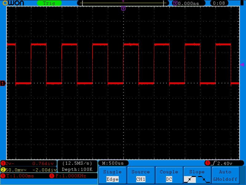 3. Stiskněte tlačítko AUTO SET. Na obrazovce bude znázorněn tvar vlny obdélníkového průběhu, frekvence 1KHz a vrcholové hodnoty 5V po dobu několika sekund (viz Obrázek 4-6).