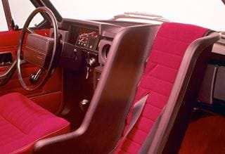 4.2.3 Dětská bezpečnostní autosedačka V roce 1972 představilo Volvo dětskou bezpečnostní autosedačku obrácenou proti směru jízdy.