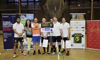 TOURNOI PRINTANIER DE FUTSAL / JARNÍ TURNAJ VE FUTSALU Le 25 mars 2017, 12 équipes d amoureux du foot se sont réunis au Complexe sportif TJ Bohémiens, à Hagibor.