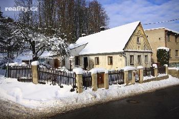 Znalecký posudek č. 021-2017/3790 Elektronická verze Strana 8 zahrada svažitého terénu ( 522m²), kde je možné vybudovat např. parkovací místo. Dům je vhodný pro částečnou rekonstrukci.