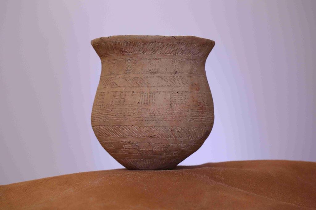 Zvoncovité poháry (eneolit) Nádoby připomínaly tvar zvonu, byly tenkostěnné, jemně