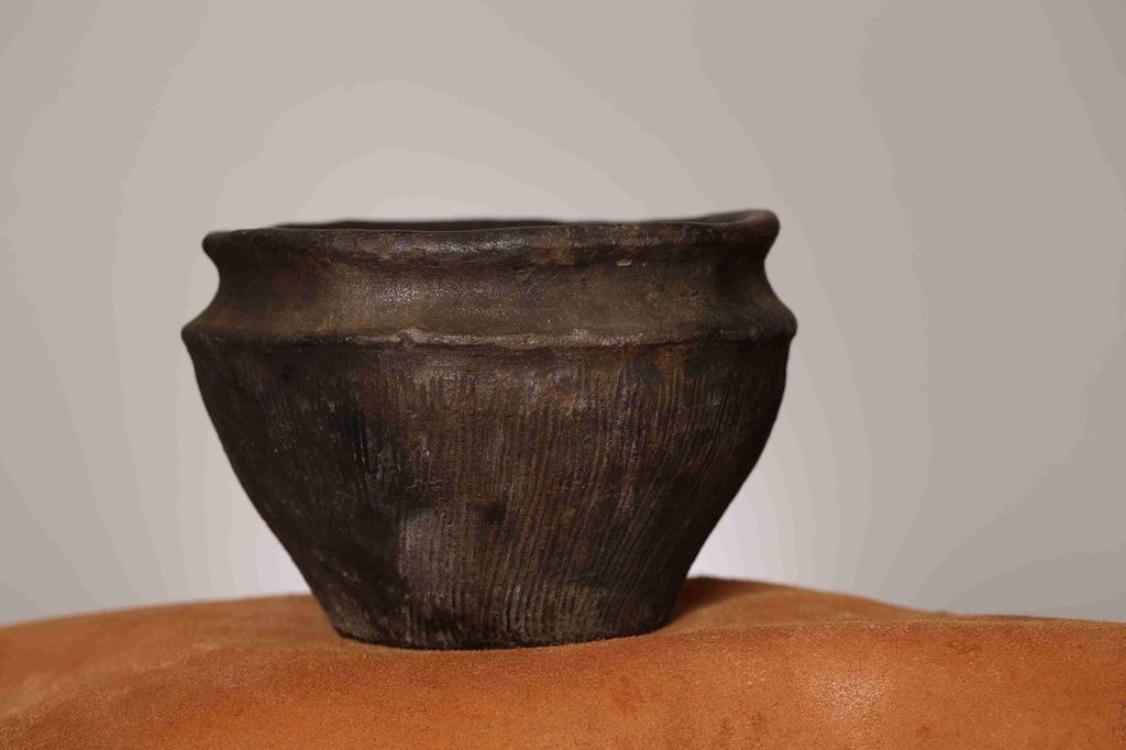 Keramika keltských oppid (doba železná) Nádoby se vyráběly poprvé jako řemeslná výroba. Nádoby často tuhované (tmavé) a leštěné. Vyráběly se velké varné nádoby. V této době se objevil první kruh.