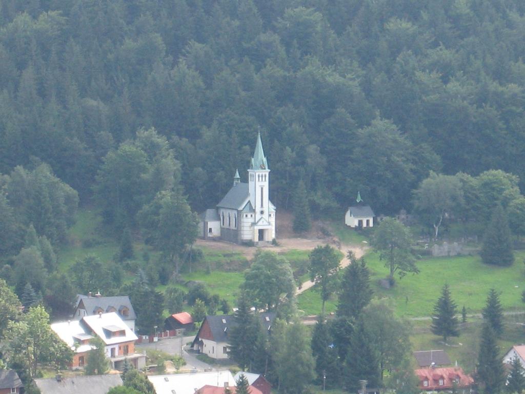 Říjen 2016 SOBOTA 1. října A ) Krkonoše Bártlovým lesem na Rýchory 20 km/ 8 h. Rychlík 6.02 h., přestup Dvůr Králové n.lab. na bus. Návrat do Liberce rychlík 19.56 h.