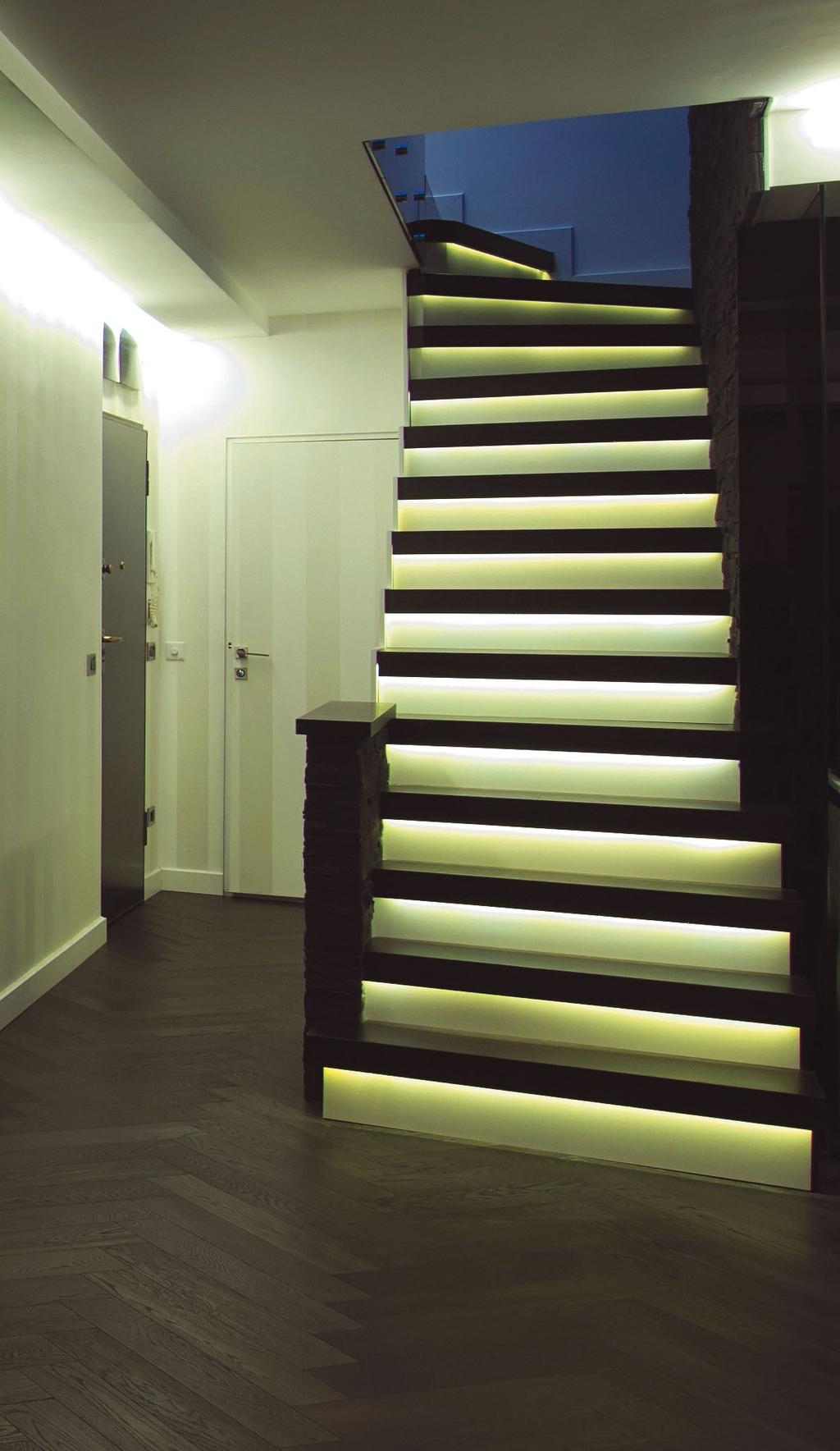 Interiér: osvětlení stupnic schodiště Barva světla: tam, kde je schodiště dominantou doporučujeme barevně stavitelně CTA nebo RGB pásky, se kterým vždy docélíte požadované atmosféry v závislosti na