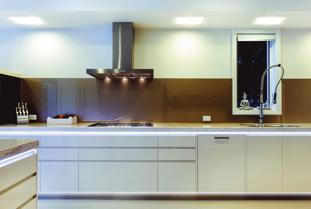 KUCHYNĚ Kuchyně: podsvícení soklové lišty, pracovní desky a stropní osvětlení Barva světla: moderní kuchyni sluší pro osvětlení pracovní desky barva světla bílá studená nebo neutrální.