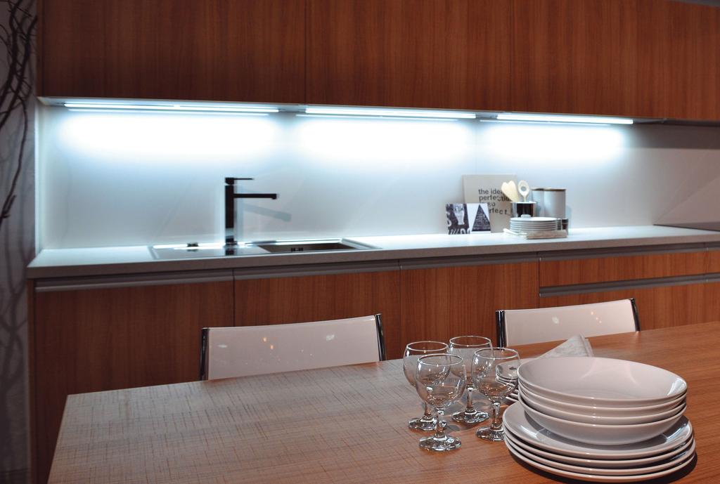 Kuchyně: nasvícení pracovní desky pod horními skříňkami Barva světla: moderní kuchyni sluší pro osvětlení pracovní desky barva světla bílá studená nebo neutrální.