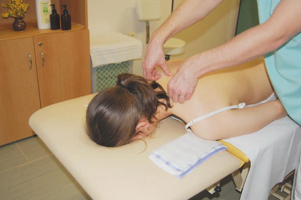 MASÁŽE Masáž je terapeuticky cílená manipulace s měkkými tkáněmi, svaly a ostatními částmi těla.