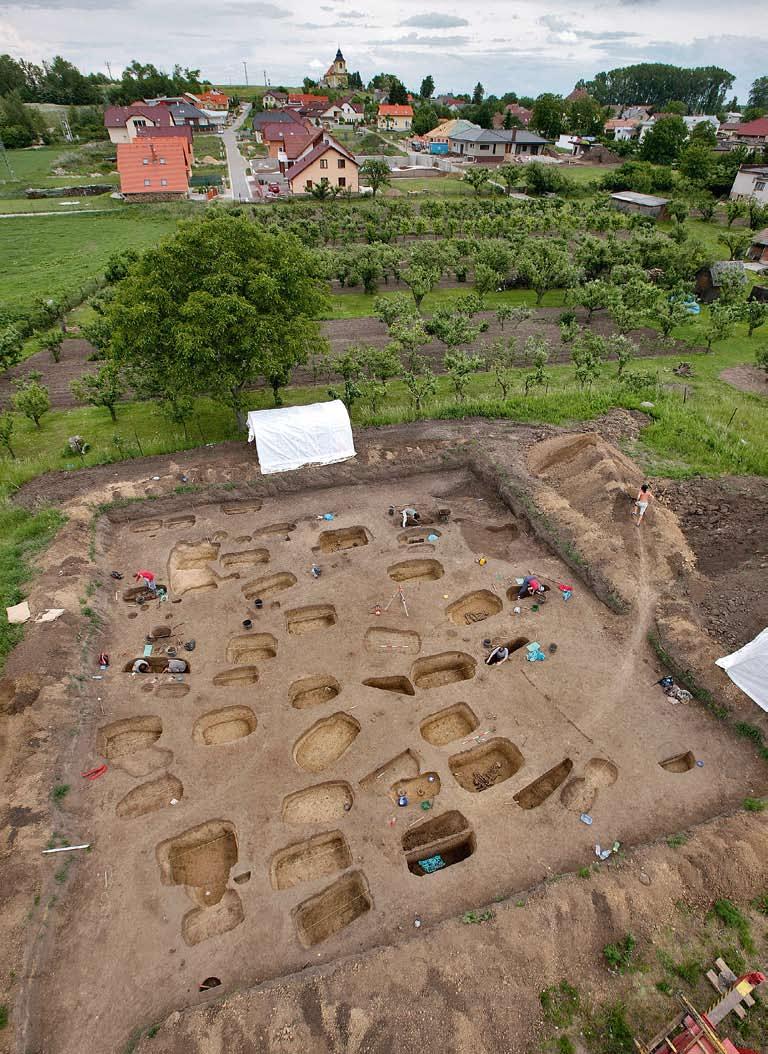 5.3 Hroby (archeologicky vypreparované) a celá pohřebiště 140 (fotoplán, postupná fotodokumentace a doplňování, vrstvy nad sebou, preparace, vlhčení, pohledy, detaily) Celkový pohled na parcelu