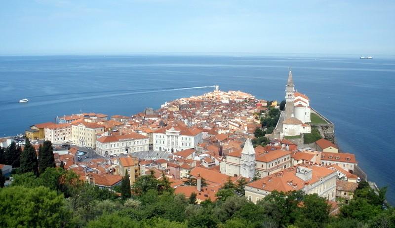 3.1.3 Přímořská města Slovinské pobřeţí měří 46,6 kilometrů. Města Koper, Izola a Piran, která leţí na tomto mořském pobřeţí, vábí návštěvníky svou středověkou atmosférou.