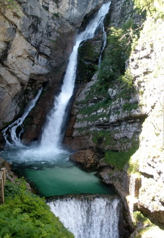 Bohinjské jezero je díky své délce 4 km a šířce 1 km největším jezerem Slovinska.