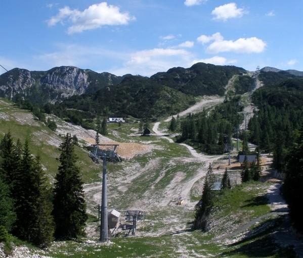 SHRNUTÍ Lyţařské středisko Kranjska Gora je největší svou rozlohou, počtem vleků (19) a i největší kapacitou (lyţařů za hodinu).