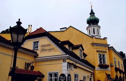 - Vyrazit na něj můžete po turistické stezce nebo se nechat vyvézt až nahoru autobusem číslo 38A (jezdí každých 15 min), zastávka Kahlenberg je poslední zastávkou