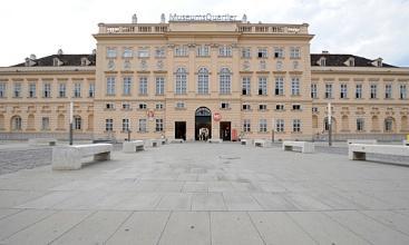 9. MuseumsQuartier muzejní čtvrť - patří k deseti největším kulturním areálům na světě - bývalé stáje a kočárny Habsburků - mimo muzea se zde nachází i nejrůznější