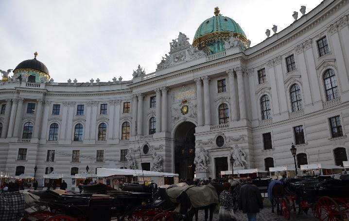 13. Hofburg - po 7 staletí sloužil jako císařská rezidence (rezidence králů a císařů Svaté říše římské a do roku 1918 rezidence