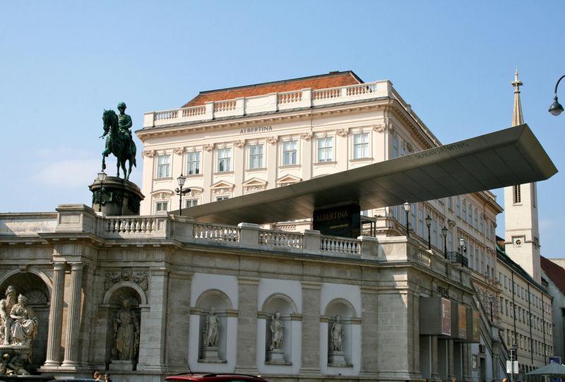 18. Albertina DOPORUČUJI! - patří k Hofburgu - umělecká galerie založená v 18.