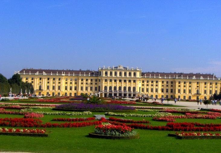 44. Schönbrunn poslední zastávka - letní rezidence císařovny Sisi (i další Habsburků) - v zimním období bydleli v Hofburgu - barokní zámek -