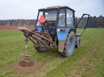 VÝSADBA STROMŮ A KEŘŮ OVOCNÝCH DRUHŮ Úvod Ovocné stromky a keře se vysazují nejčastěji v době vegetačního klidu, na podzim přibližně od poloviny října do doby, než je půda promrzlá.