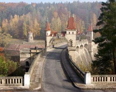 U Dvora Králové nad Labem Gravitační oblouková hráz, zděná z královédvorského pískovce (Intzeho) v.n. Les Království 1910 1919 (v roce 1914 byly stavební práce z větší části provedeny, ale po dobu 1.