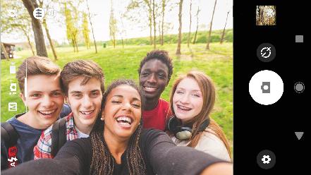 Lidé, selfie a úsměvy Zaostřené obličeje jsou označeny barevným rámečkem. Ťuknutím na libovolný rámeček vyberete obličej, na který chcete zaostřit.