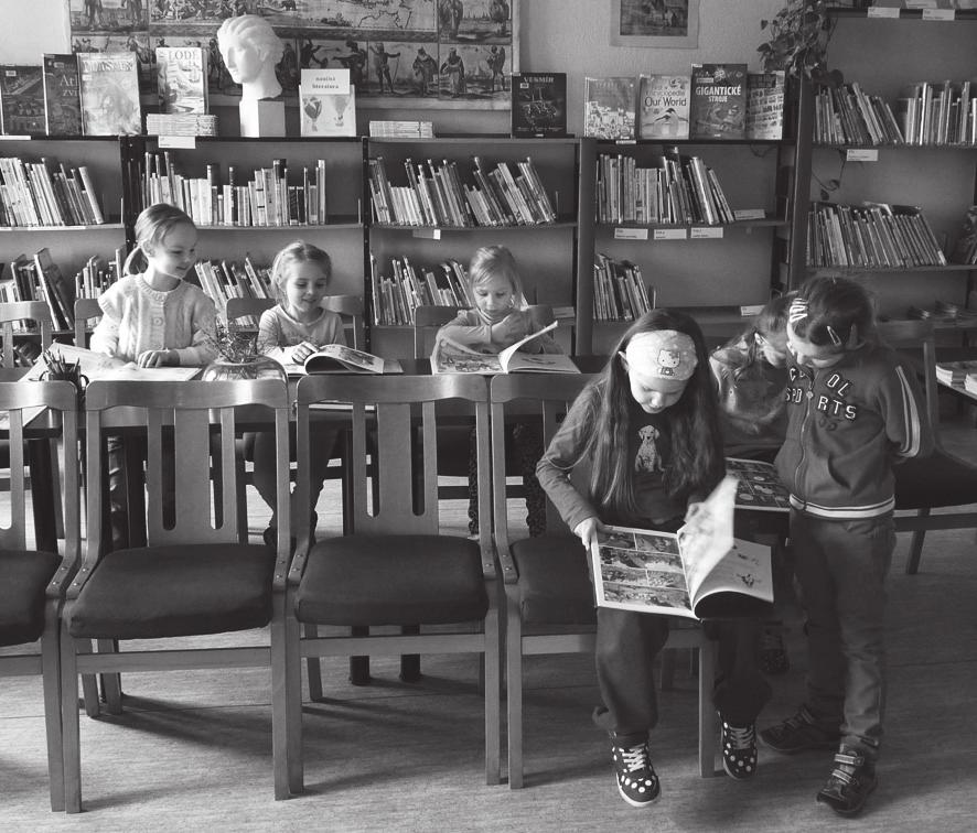 do, budko apod. Na pohádky (máme vždy připravené dvě, max. tři podle situace) navazují krátká rytmická říkadla a písničky, doprovázené pohybem či jednoduchým tanečkem.