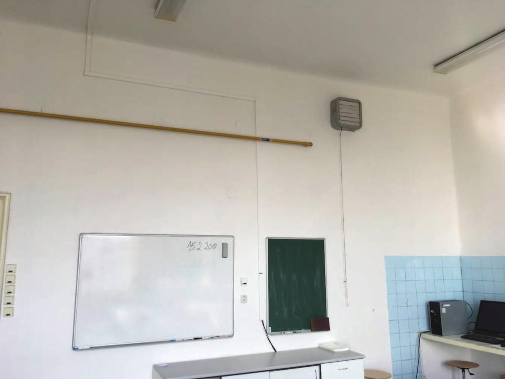 7/10 Plnění 3 - Doplnění AV vybavení pro učebnu Ústavu mikrobiologie Předmětem plnění zakázky je dodávka motorického plátna a dataprojektoru (v rámci Plnění 1) pro seminární / výukovou místnost na