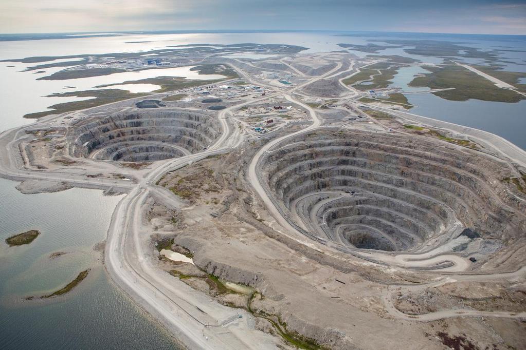 Devastovaná krajina (Diavik Diamond Mine at Lac de Gras, NW Territories)