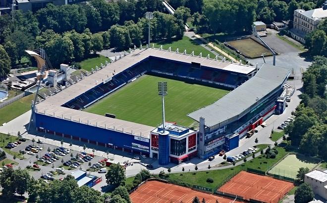 I po rekonstrukci bylo zachováno červenomodré provedení. 2 Plzeňský stadion v novém. Www.fotbalovestadiony.cz [online]. [cit. 2017-04-29].