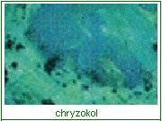 z řec. chrysos = zlatý a berullos = beryl. Oxid berylnatohlinitý, chem. vz. BeAl2O4, kosočtverečný, 8,5 tvr., 3,68-3,80, hust., 1,744-1,755 ind.l., +0,011 dvojlom, 0,015 disperze, jemná opalizace, čirý, jasně žlutý až zlatožlutý, žlutozelený, zelený až smaragdově, lesk skelný, dobře štěpný, lom mírně lasturnatý, vryp bílý.