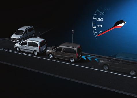 Pokud při jízdě v městském provozu (rychlostí do 30 km/h) hrozí riziko srážky, začne systém automaticky brzdit, aby srážce zabránil nebo alespoň