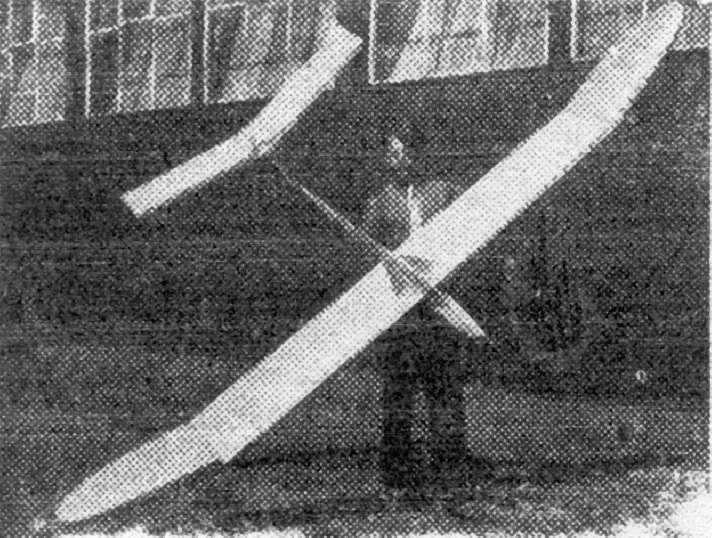 Konce křídel jsou zvednuty od základny o 26. Dimenzování křídla: čtyři hlavní nosníky 3 10 mm. Umístění nosníků činilo potíže vzhledem k minimální výšce profilu.
