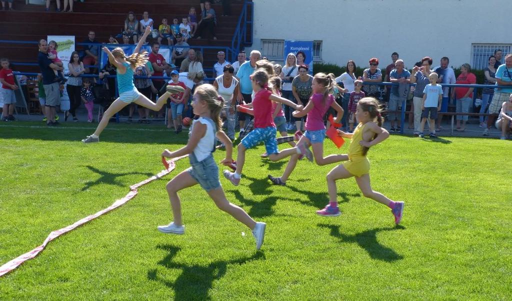 Připraven byl bohatý program, zejména tradiční sportovní soutěže dětí na ploše fotbalového hřiště, kde soutěžily ve dvanácti disciplínách, z nichž poslední byla soutěž v běhu v sedmi věkových