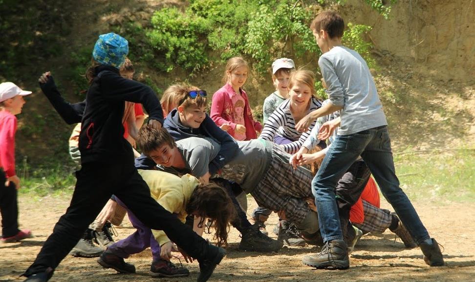 SPORTEM KE ZDRAVÍ Hutututu Vyznačíme obdélníkové hřiště, které je rozděleno na dvě poloviny. Do každé poloviny hřiště si stoupnou hráči jednoho družstva.