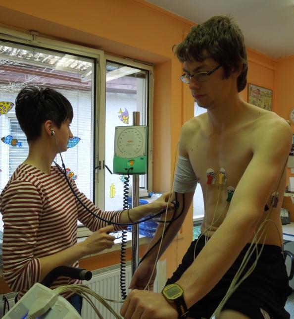 Jedinec se přesunul na bicyklový ergometr, byla nastavena optimální výška sedla a madel pro horní končetiny.