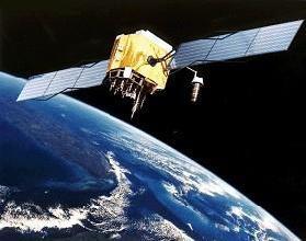 SYSTÉM GPS Na oběžných drahách ve výšce 20 350 km obíhá zemi 30 satelitů, z nichž 24 je vždy aktivních a vysílají signál na dvou
