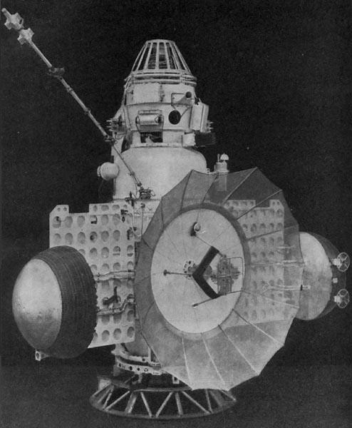 DOBÝVÁNÍ MĚSÍCE Sonda Start Průběh mise Umělá družice Měsíce, snímkovala 9 potenciálních Lunar Orbiter 1 10. 8. 1966 přistávacích míst posádek Apollo.