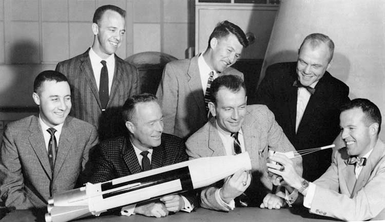 DOBÝVÁNÍ MĚSÍCE či k suborbitálním letům. Raketa Atlas D již však poskytla dostatečný výkon k orbitálním letům a otevřela dveře americkému vesmírnému cestování.