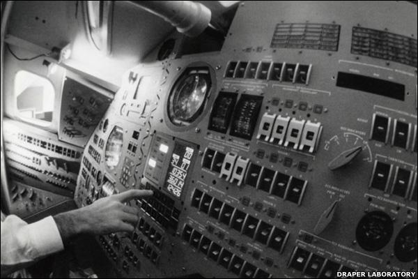 DOBÝVÁNÍ MĚSÍCE V roce 1966 NASA vyslala na vyřešení problému se softwarem Howarda Wilsona "Billa" Tindalla 33.