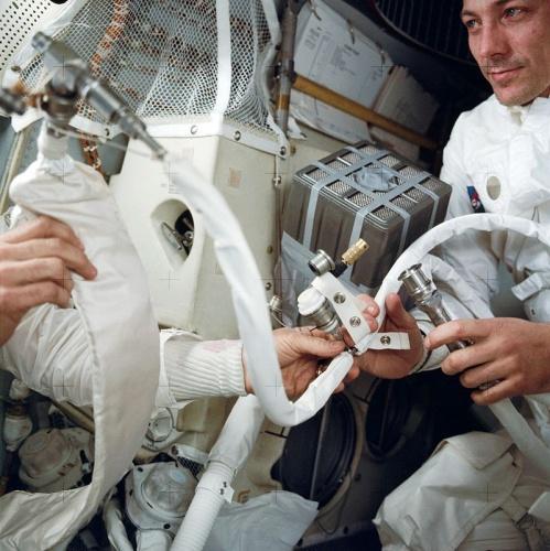 PRAKTICKÉ ÚLOHY A EXPERIMENTY ZAMĚŘENÉ NA MĚSÍC A VESMÍRNÉ LETY 3.3 EXPERIMENT: APOLLO 13 A VÝROBA FILTRU V pondělí 13.