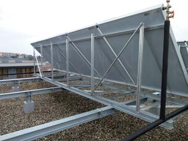 Instalace na plochou střechu Montáž slunečních kolektorů na ploché střechy se provádí stejným způsobem jako na střechy šikmé, pouze sklon střešní konstrukce a střešní háky jsou v těchto případech