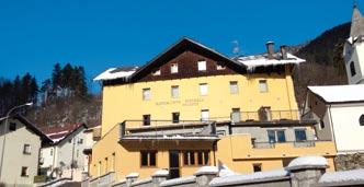 Tarvisio / Monte Lussari Tarvisio Hotel TRIESTE*** UPŘESNĚNÍ: úspěšně zrekonstruovaný rodinný hotel s 25 pokoji na hlavní budově a 4 novými a velmi pěknými pokoji na protější budově v depandanci