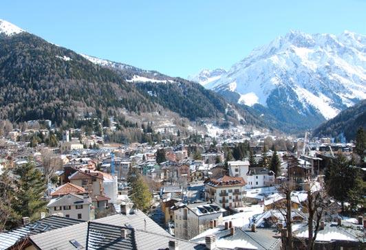 Pro přepravu do 7 km vzdáleného lyžařského areálu Passo Tonale je možné využít kabinovou lanovku Ponte di Legno Colonia Vigili Passo Tonale. POKOJE: 1-4 lůžkové pokoje s vlastním sociálním zařízením.