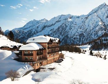 Val di Sole Passo Tonale Hotel ADAMELLO*** POLOHA: velmi příjemný rodinný hotel, který byl v roce 2011 téměř celý zrekonstruován, se nachází cca 300 m od sjezdovek i centra Passo Tonale.