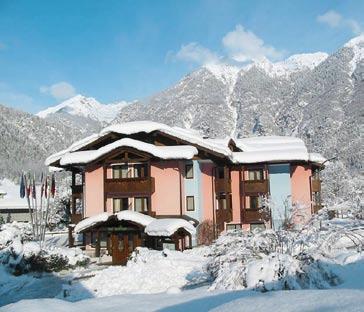 Pejo / Cogolo di Pejo Hotel KRISTIANIA**** + POLOHA: hotel je vhodný i pro náročné klienty, nachází se na krásném slunném místě v městečku Cogolo di Pejo.