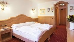 UBYTOVÁNÍ: pobytová taxa: + cca 1,80 / osoba /den DOPRAVA: pouze vlastní Madonna di Campiglio / Pinzolo Pinzolo Hotel QUADRIFOGLIO*** POLOHA: hotel, který se nachází v městečku Pinzolo a jen cca