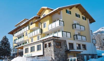 Val di Fiemme / Obereggen Cavalese Hotel SACRO CUORE*** POLOHA: hotel se nachází v centru Cavalese, budova má 5 pater a výtah.