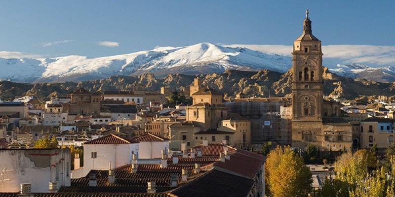 Granada Živé město bohaté na kulturní památky a s úžasnou scenérií zasněžených velehor na obzoru. Granada je město ležící těsně pod pohořím Sierra Nevada.