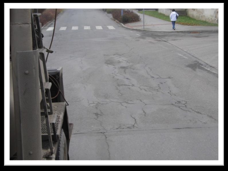 Při tlaku se mísí asfaltová emulze s kamenivem