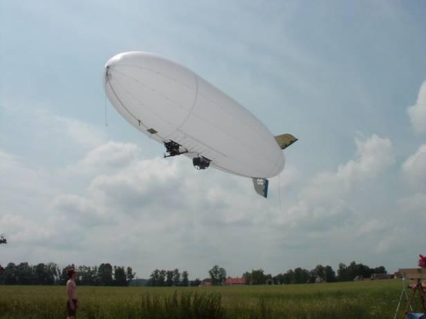 Termovizní kamera nesená vzducholodí Heliem plněná vzducholoď, délka 8m.